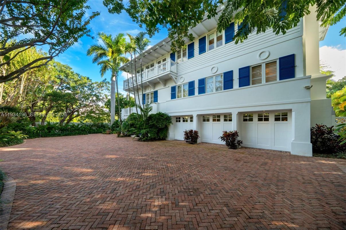 Attached, Exterior, Facade, Modern