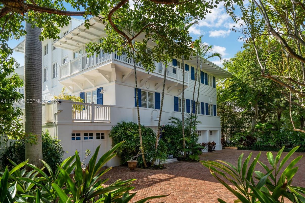 Attached, Exterior, Facade, Modern