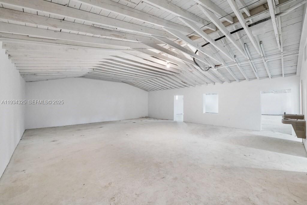 Empty room, Interior, Wooden Beams