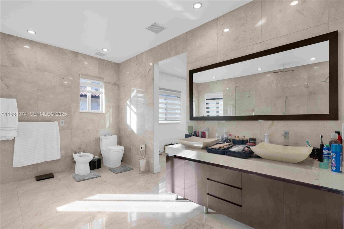Bathroom, Interior, Recessed Lighting