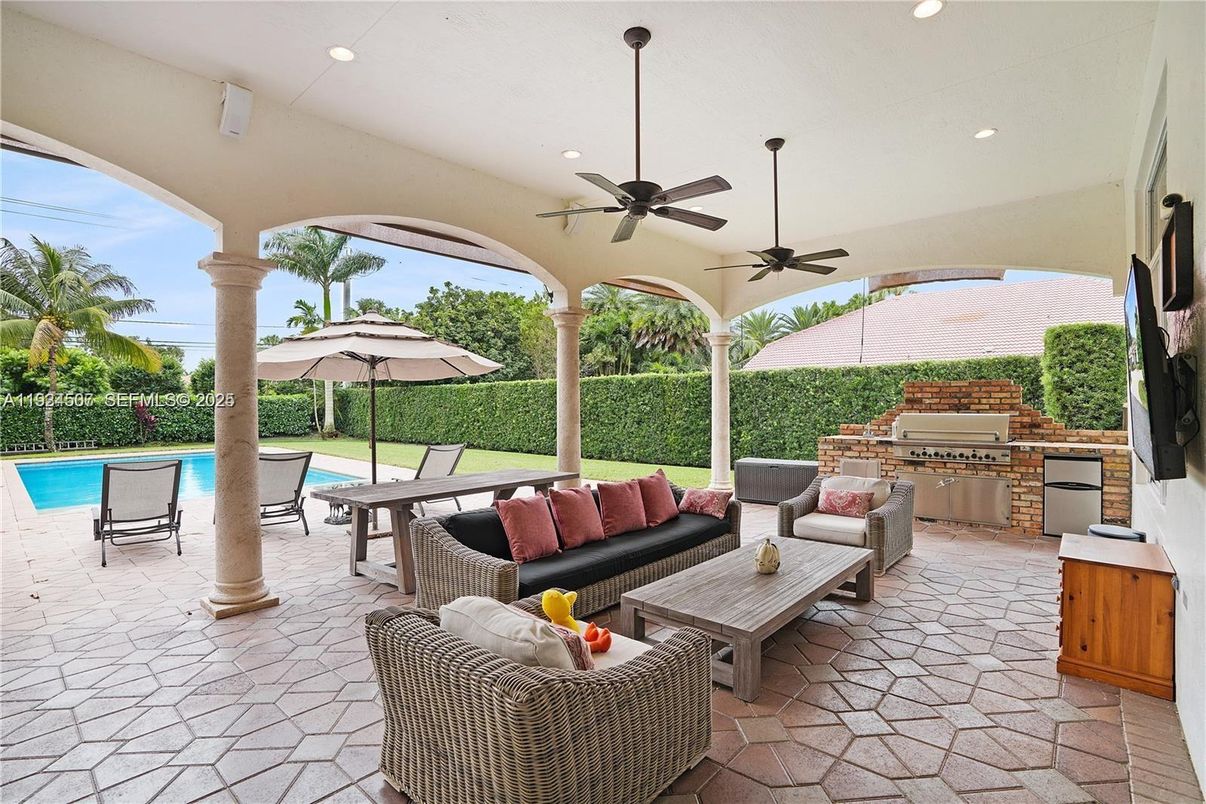 Exterior, Outdoor Kitchen, Pool