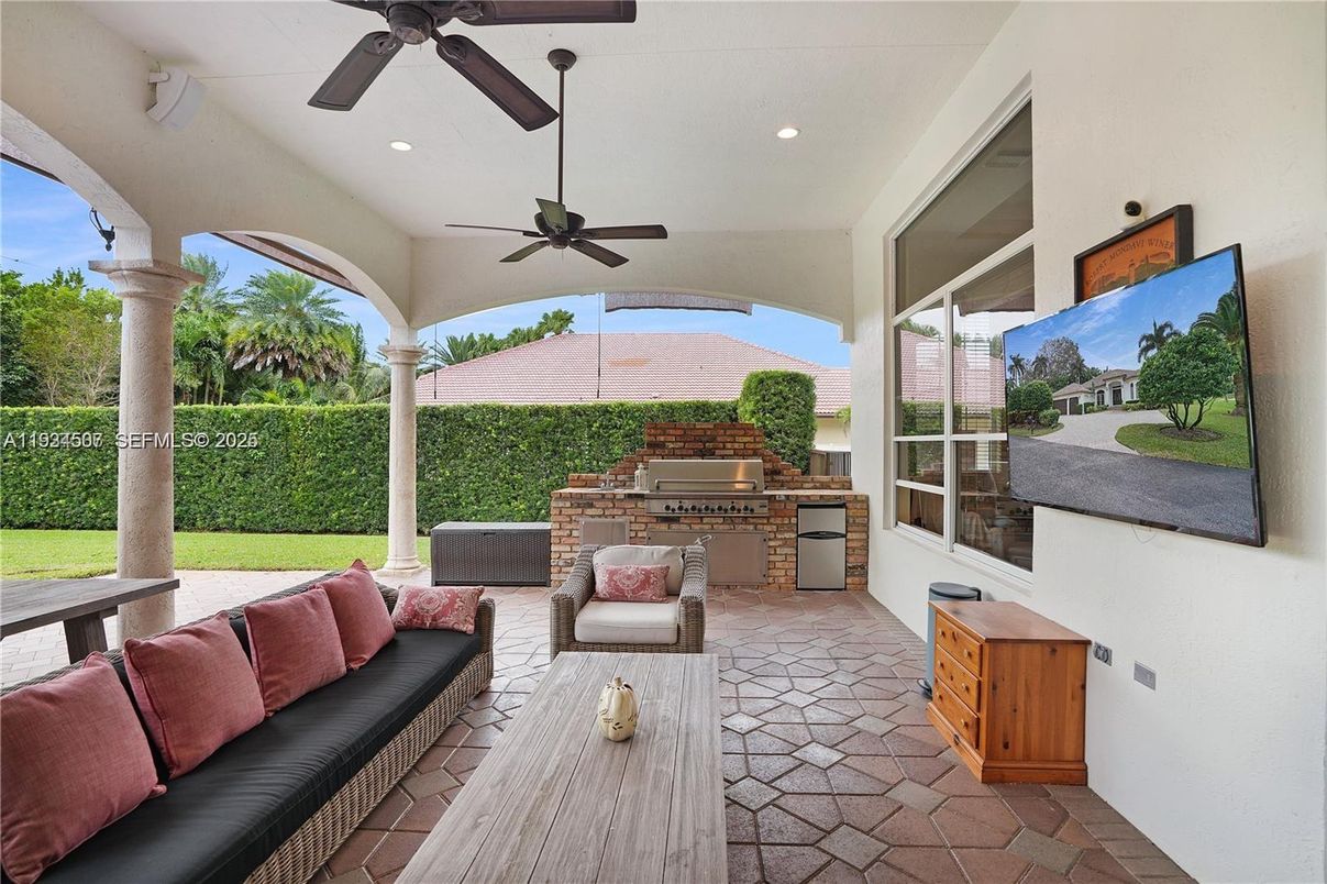 Exterior, Outdoor Kitchen