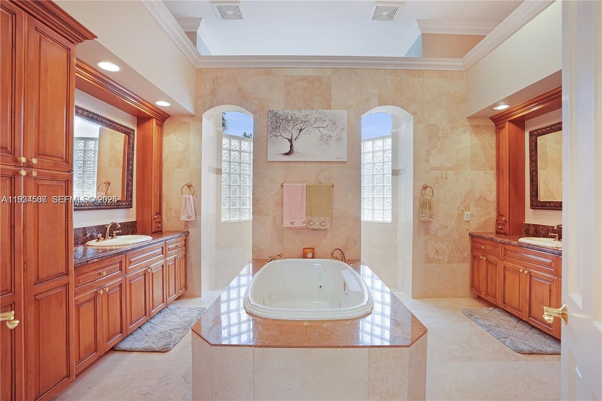 Bathroom, Dual Sink Vanities, Interior, Recessed Lighting