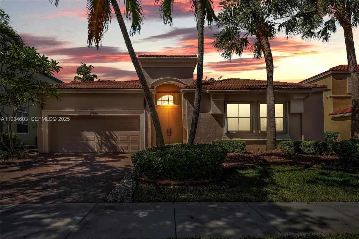 Attached, Exterior, Facade, Mediterranean