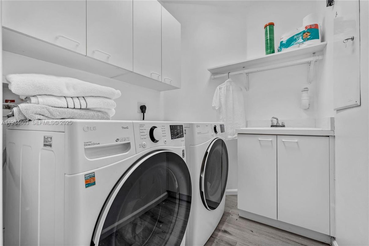 Interior, Washer, Wood Texture Flooring