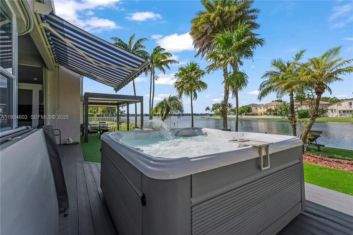 Exterior, Hot Tub, Water