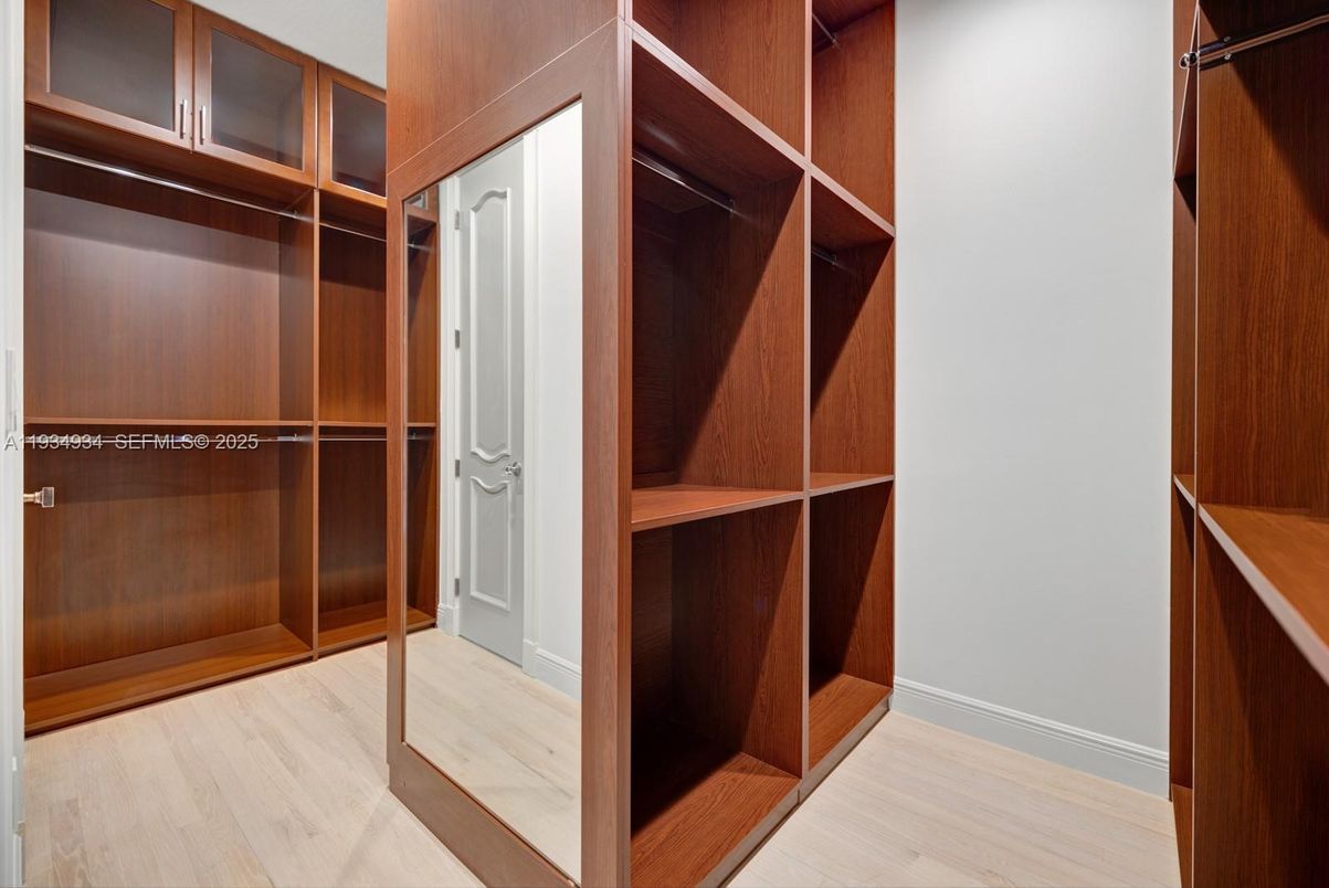 Interior, Walk-in Closets, Wood Texture Flooring