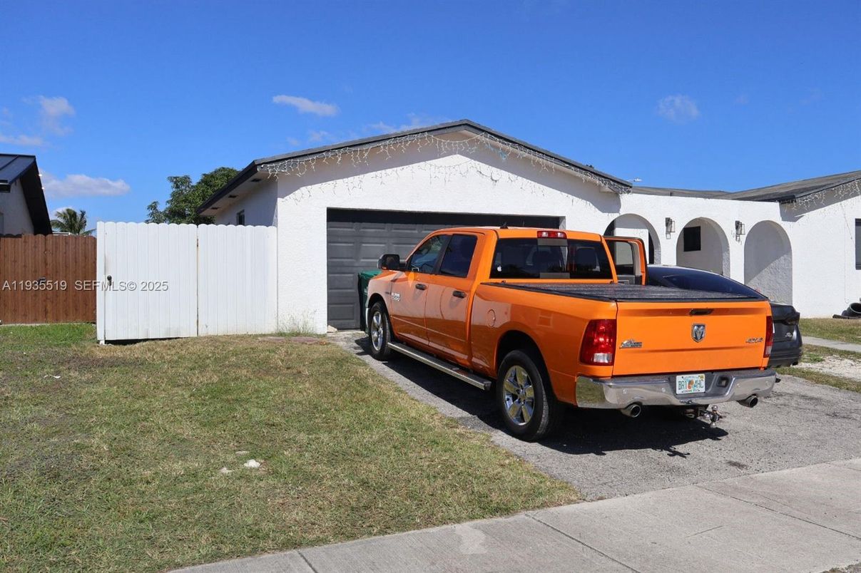 Detached Garage, Exterior