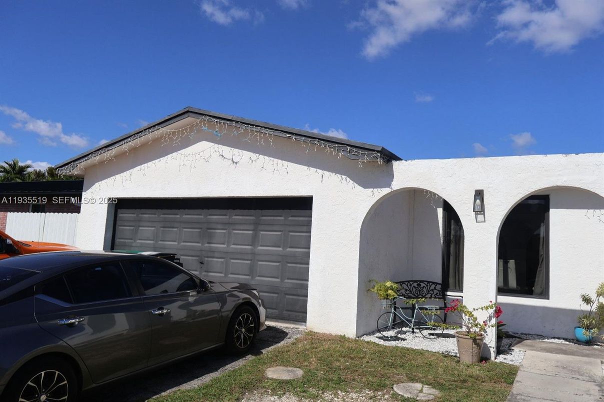Detached Garage, Exterior