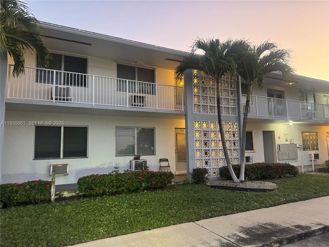 Exterior, Facade, Modern