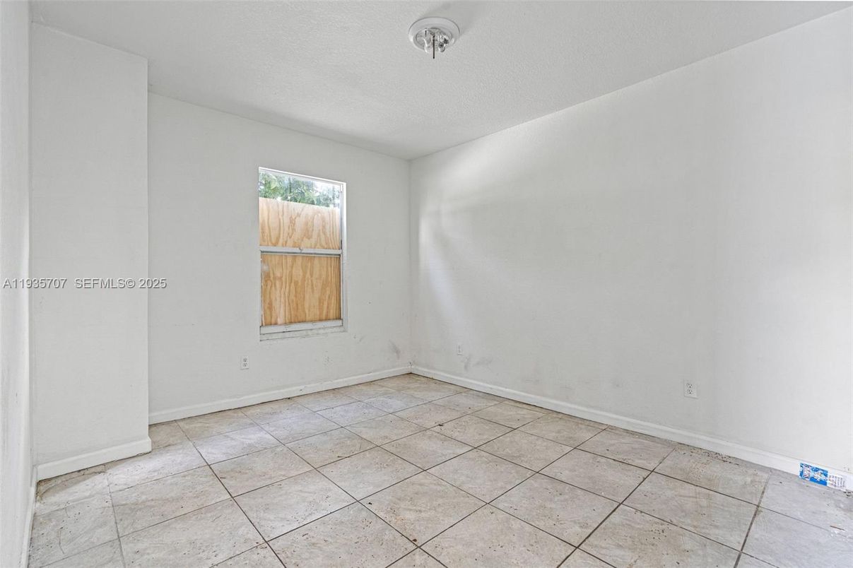 Empty room, Interior