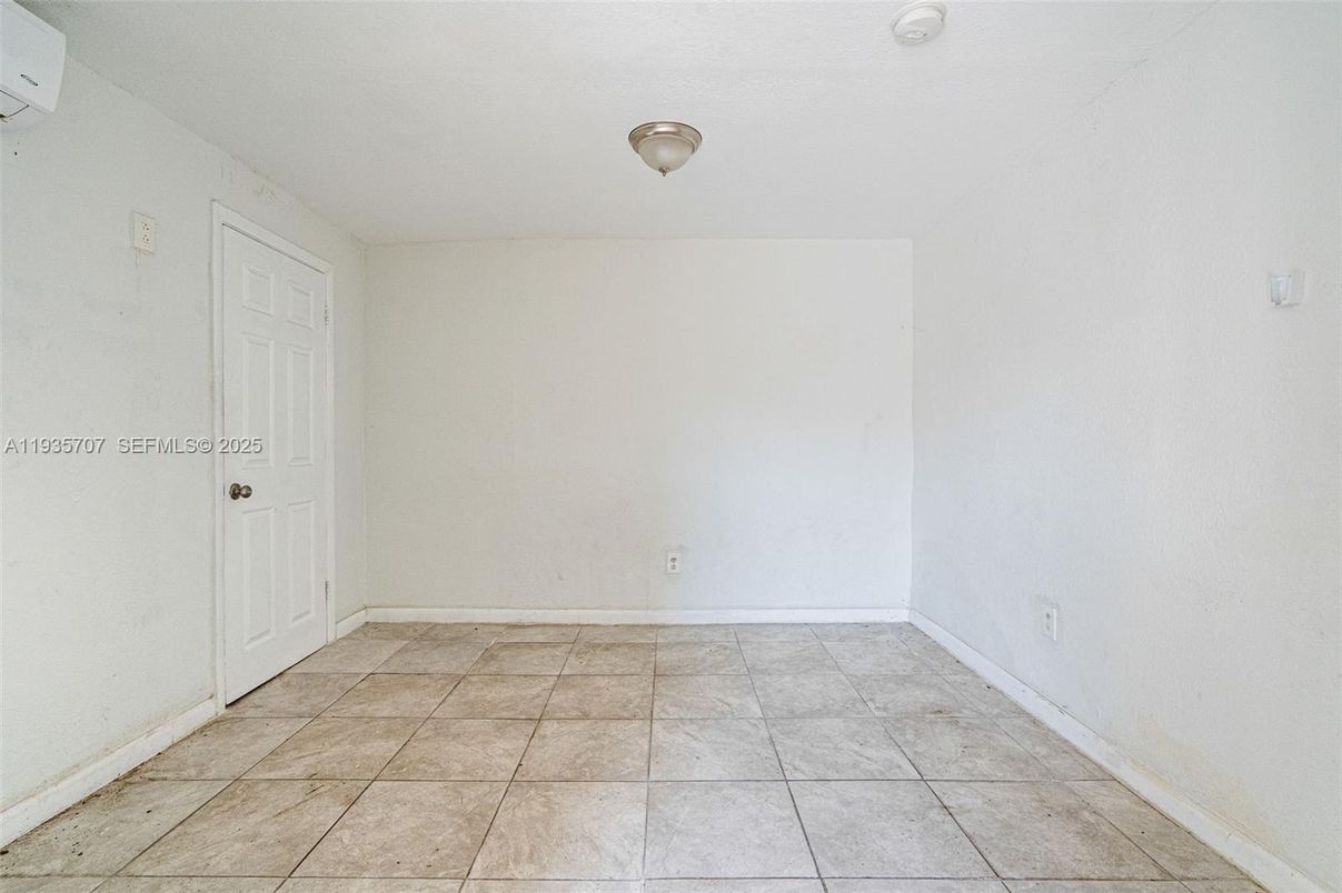 Empty room, Interior