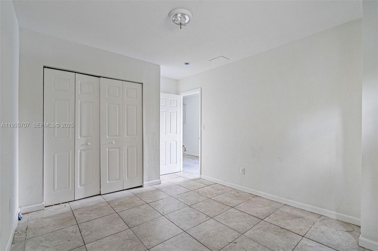 Empty room, Interior