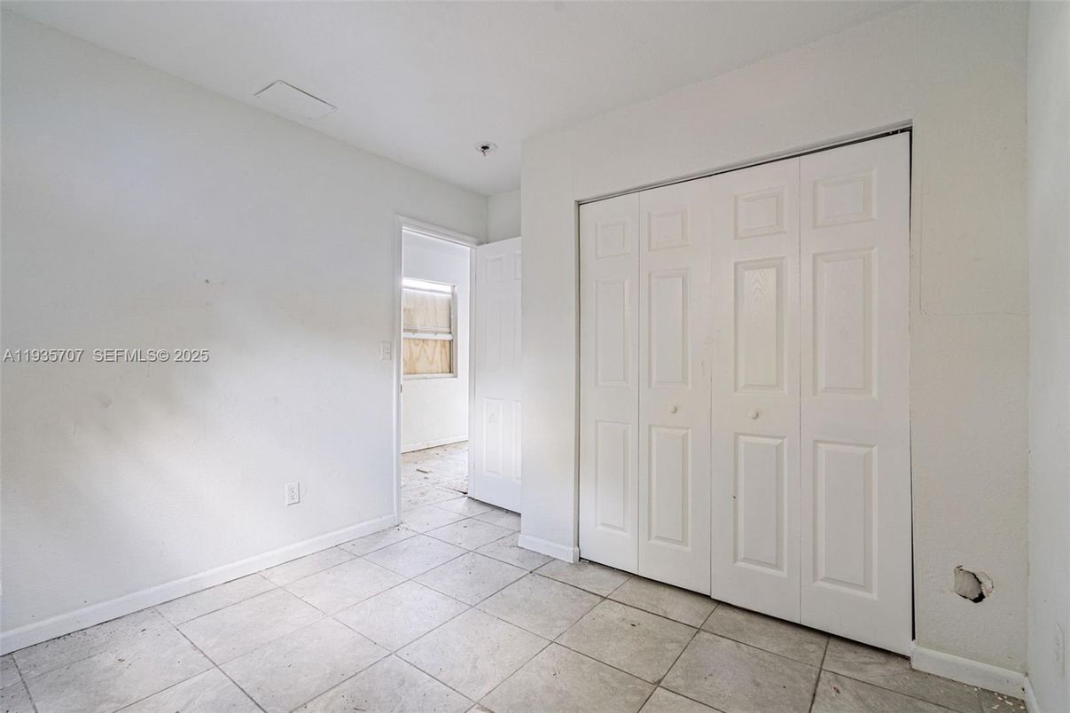 Empty room, Interior