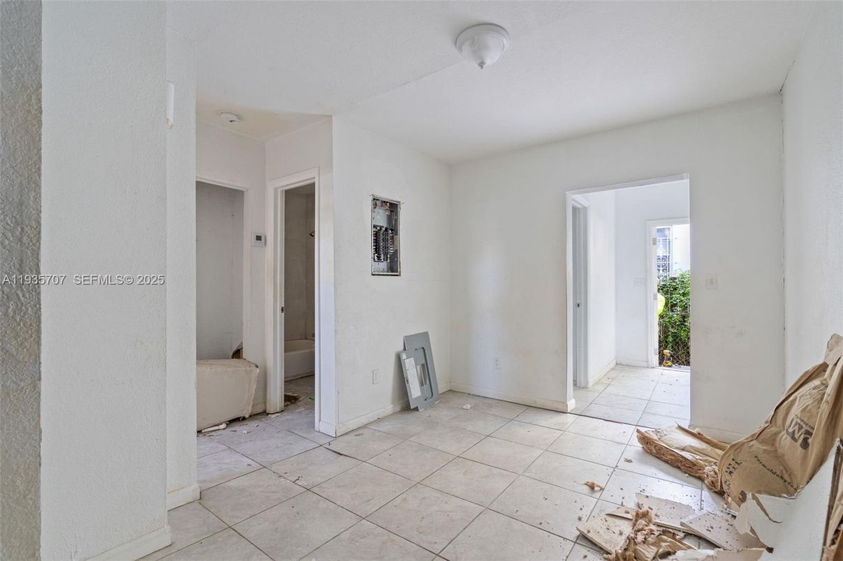 Empty room, Interior