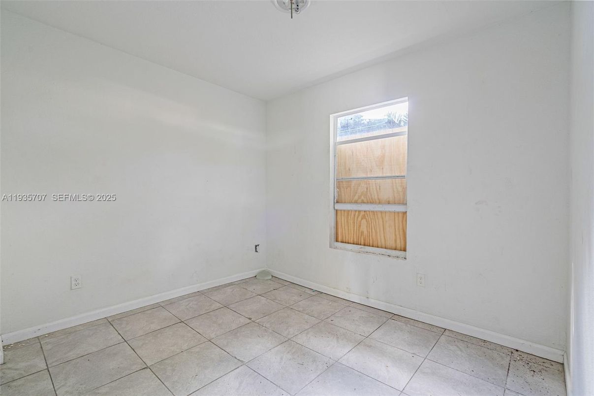 Empty room, Interior