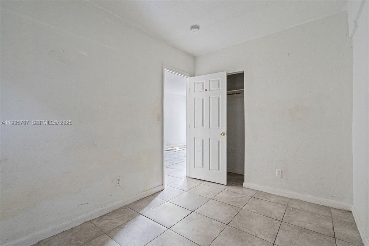 Empty room, Interior