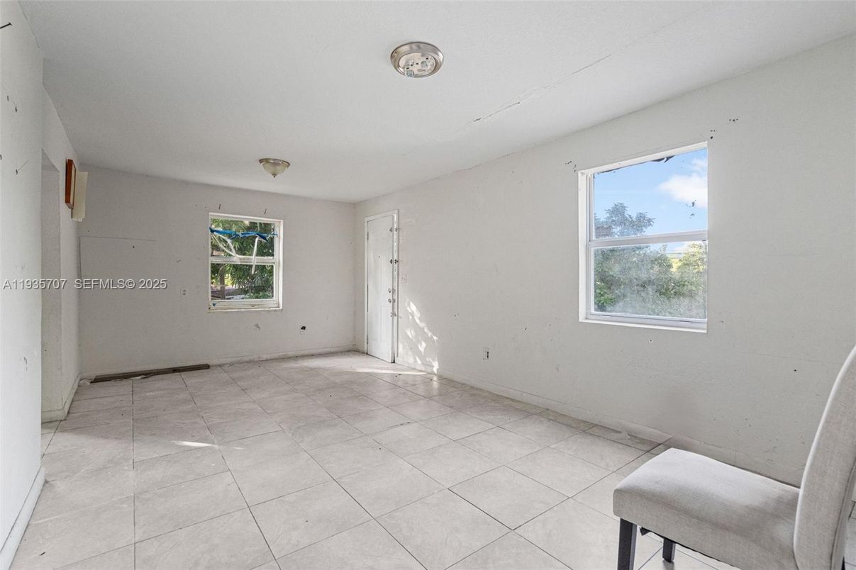 Empty room, Interior