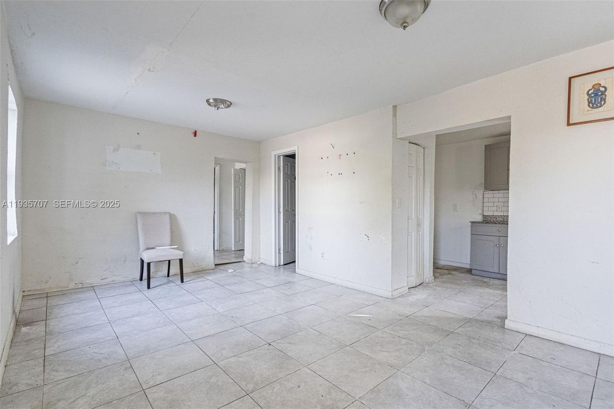 Empty room, Interior