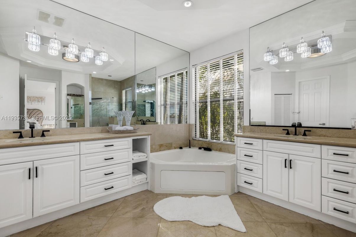 Bathroom, Dual Sink Vanities, Interior, Recessed Lighting