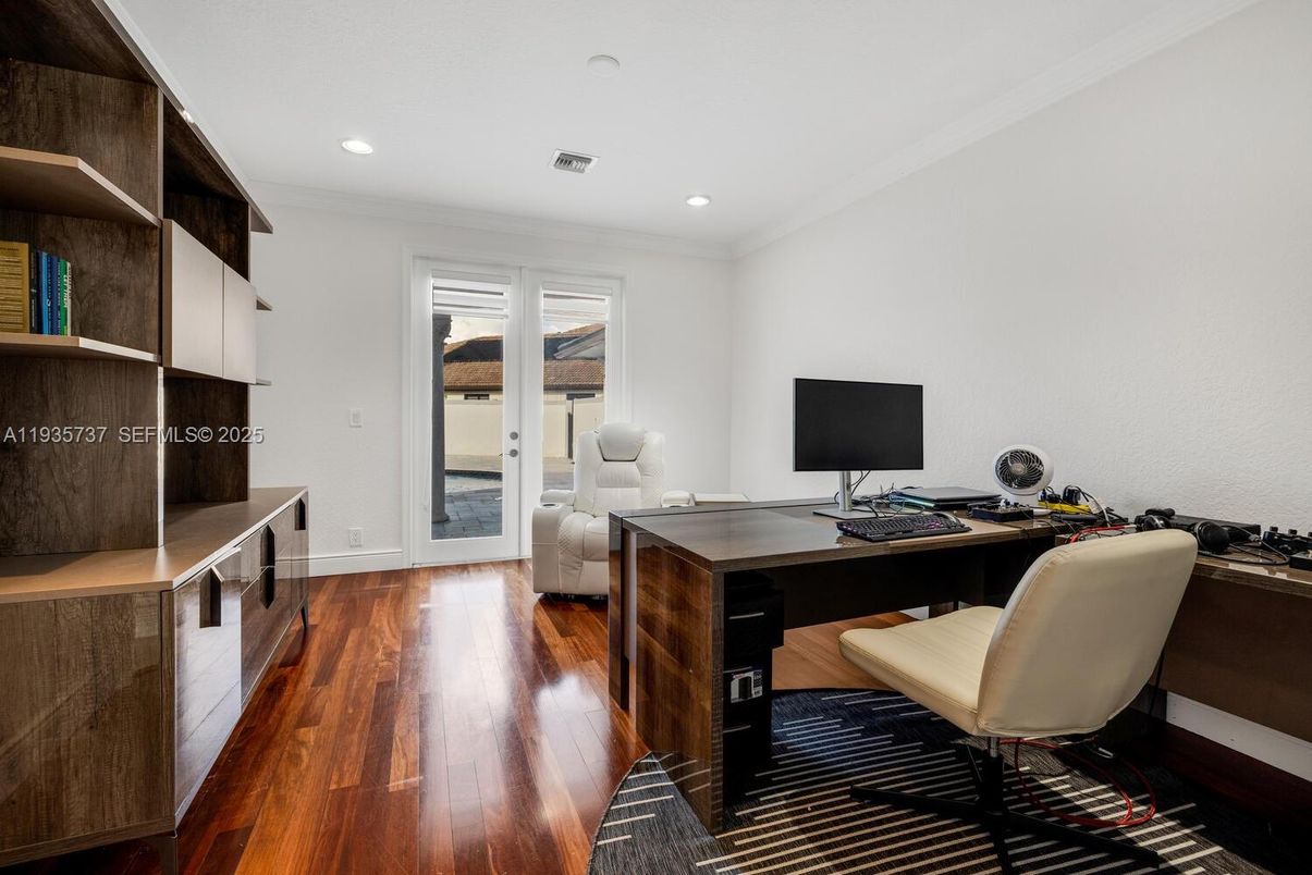 Home Office, Interior, Recessed Lighting, Wood Texture Flooring
