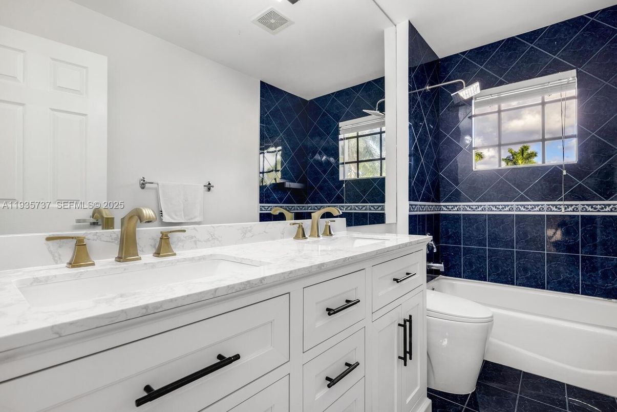 Bathroom, Dual Sink Vanities, Interior
