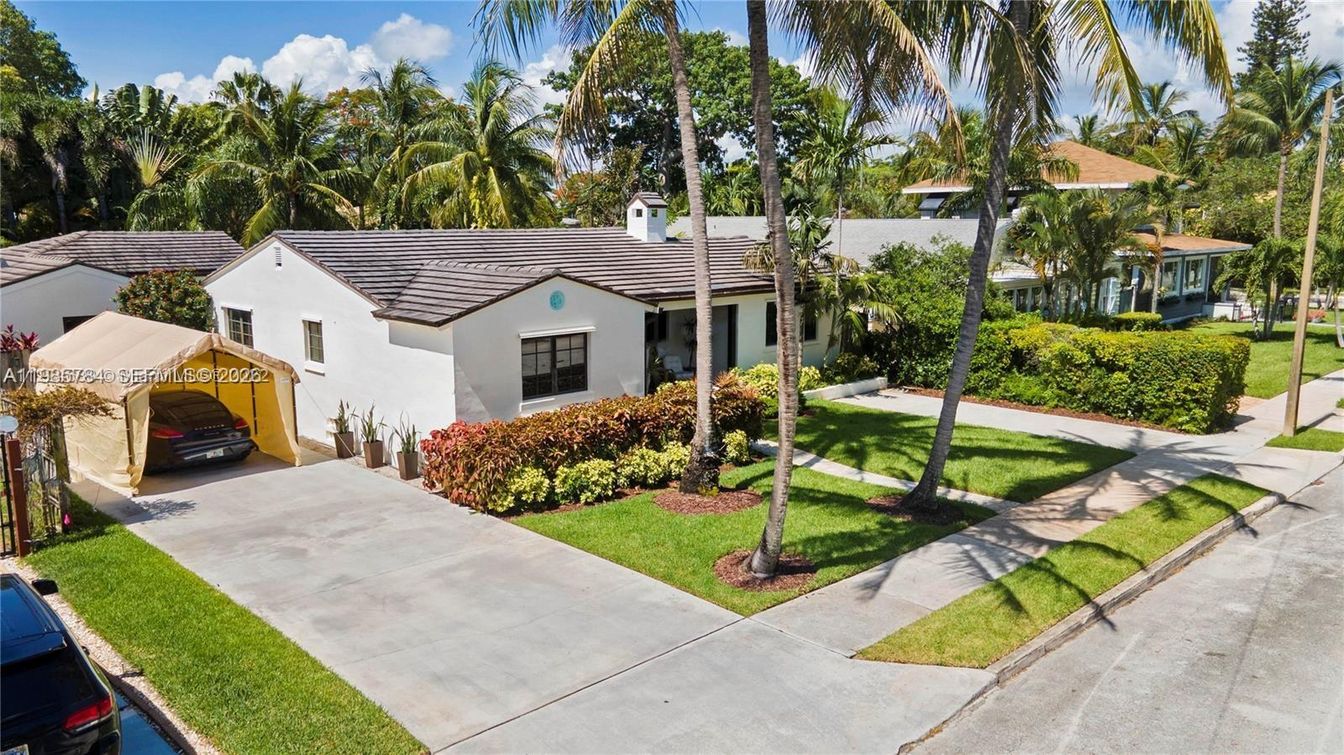 Exterior, Facade, Spanish Mediterranean