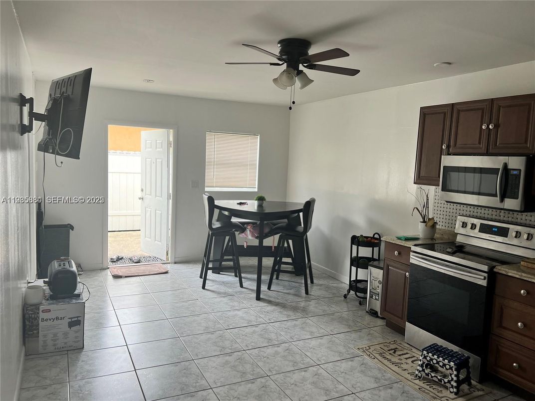 Dining room, Interior, Kitchen, Recessed Lighting, Stainless Steel Appliances