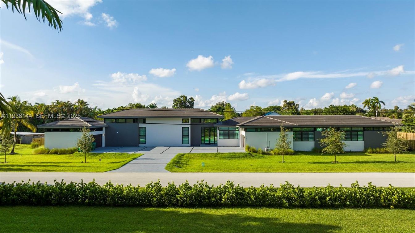 Backyard, Exterior, Facade, Ranch