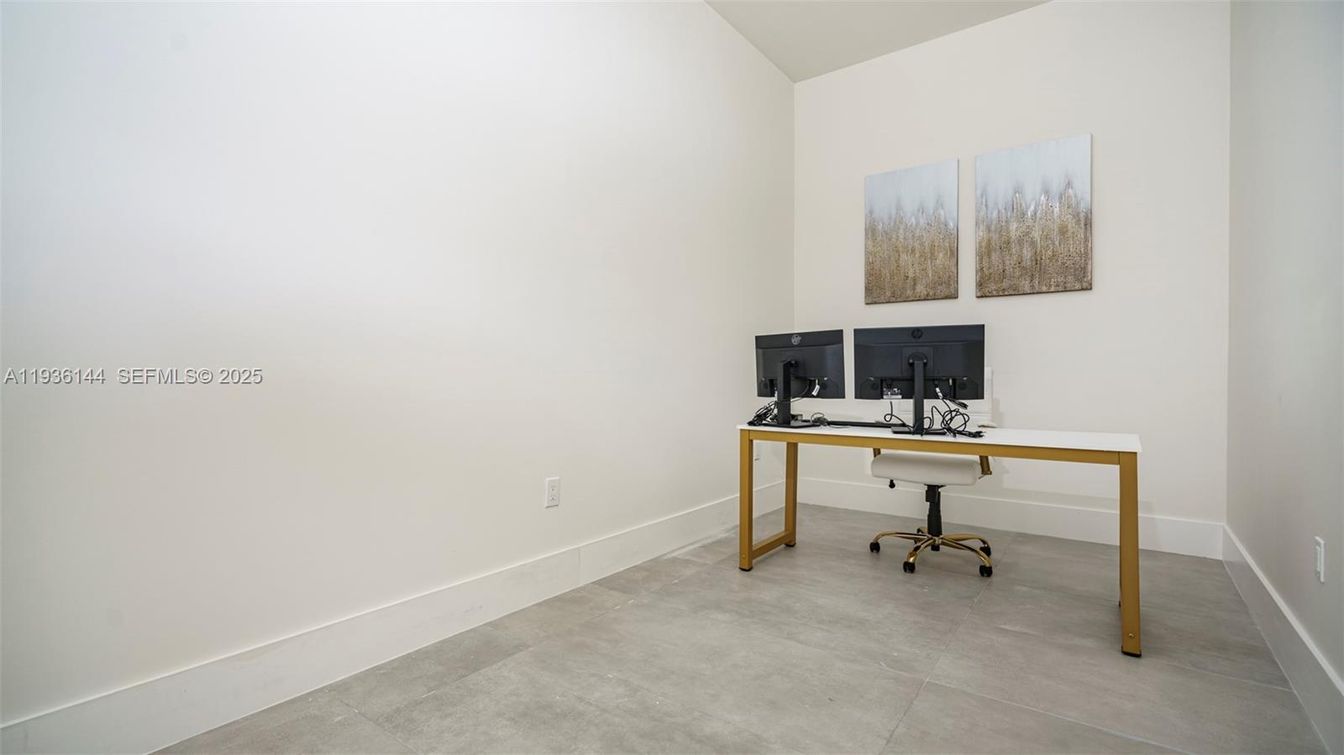 Home Office, Interior