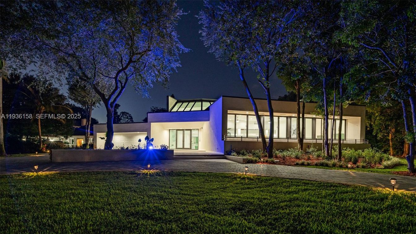 Backyard, Exterior, Facade, Modern