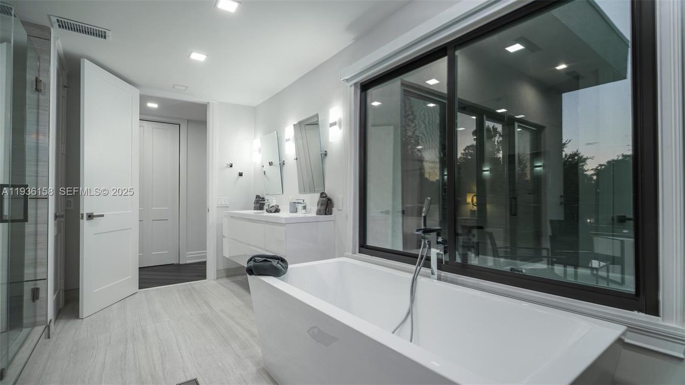 Bathroom, Interior, Recessed Lighting