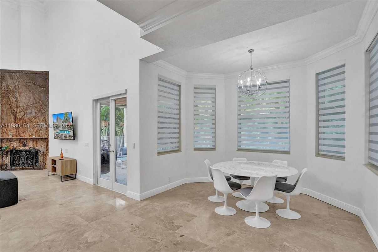 Chandelier, Dining room, Interior, Pendant Lights