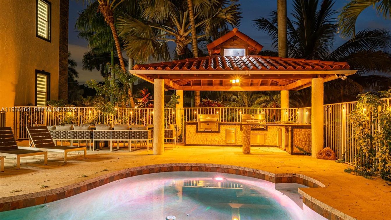 Exterior, Outdoor Kitchen, Pool