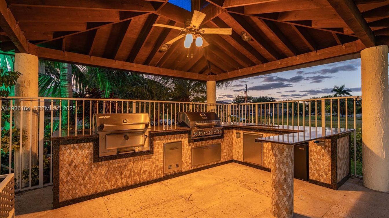 Exterior, Outdoor Kitchen