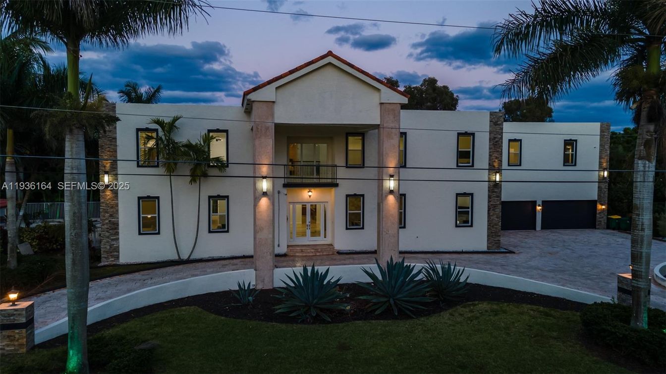 Exterior, Facade, Modern