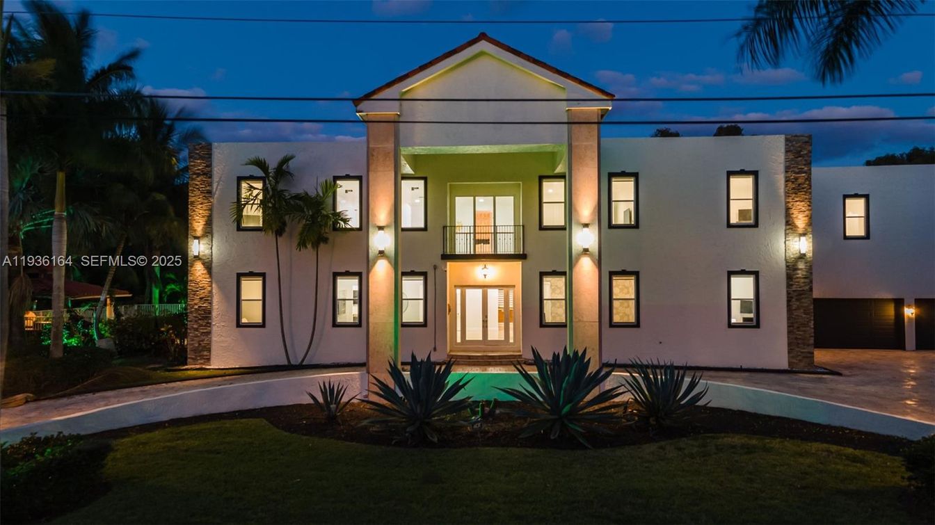 Exterior, Facade, Modern