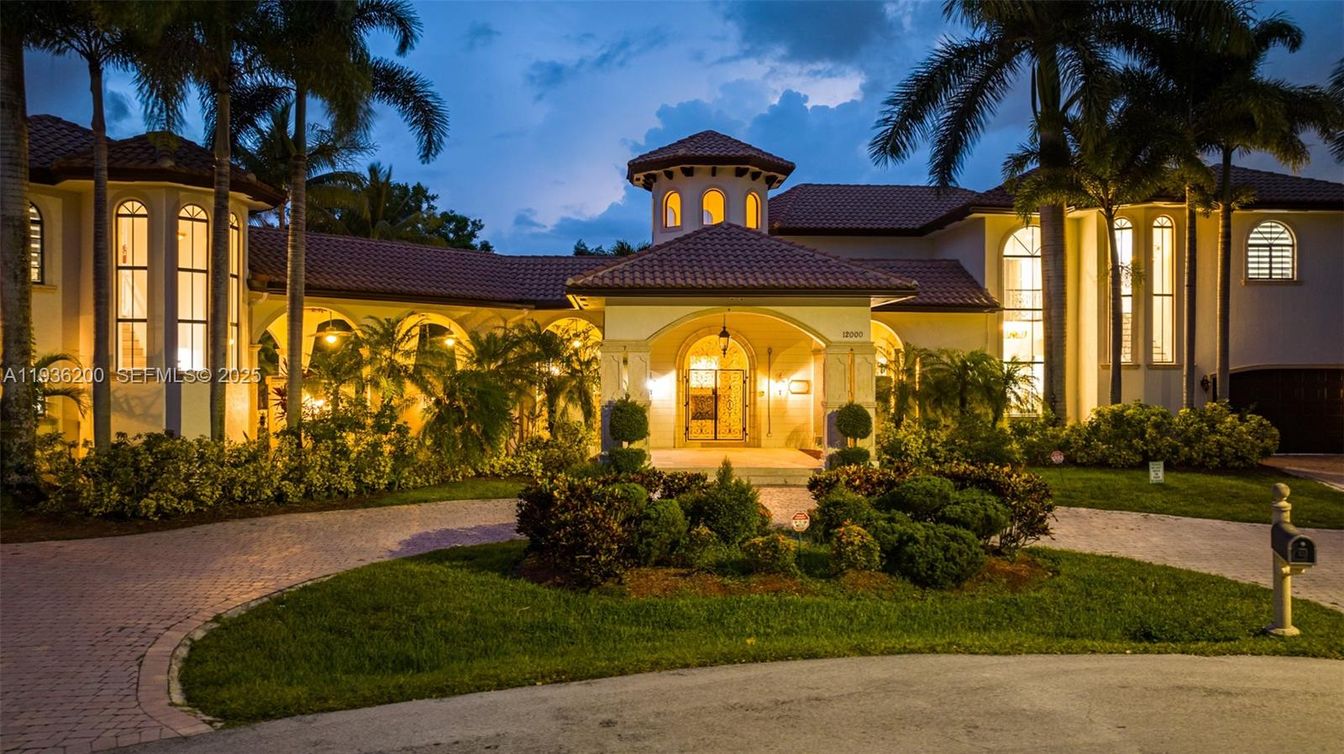 Exterior, Facade, Mediterranean