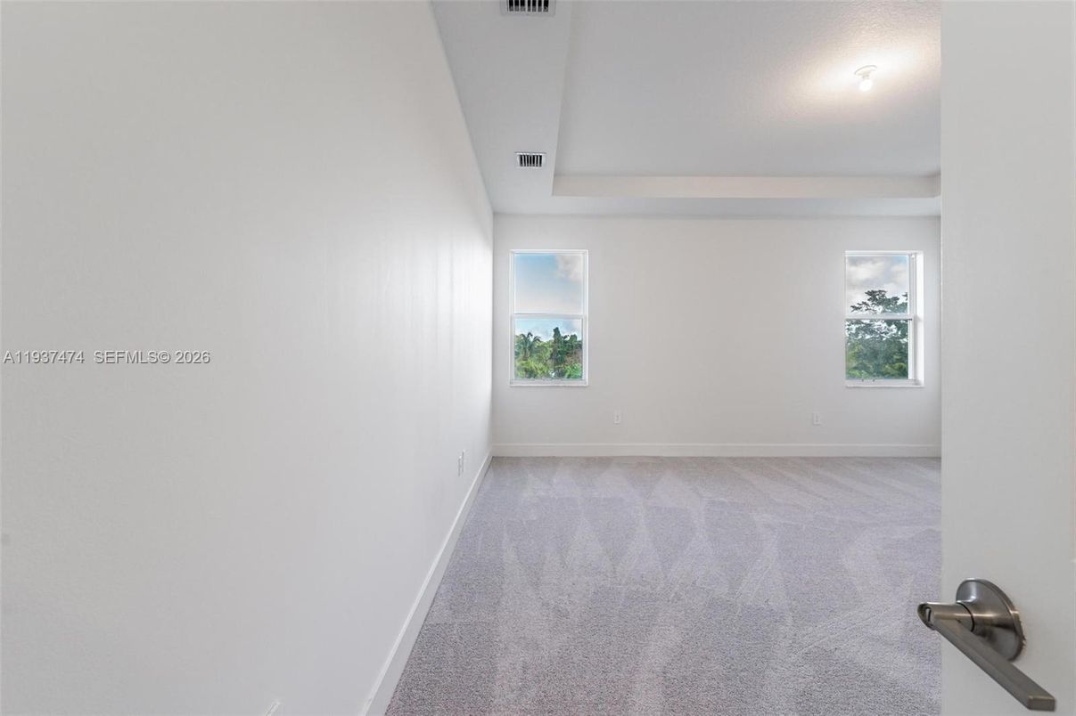 Empty room, Interior