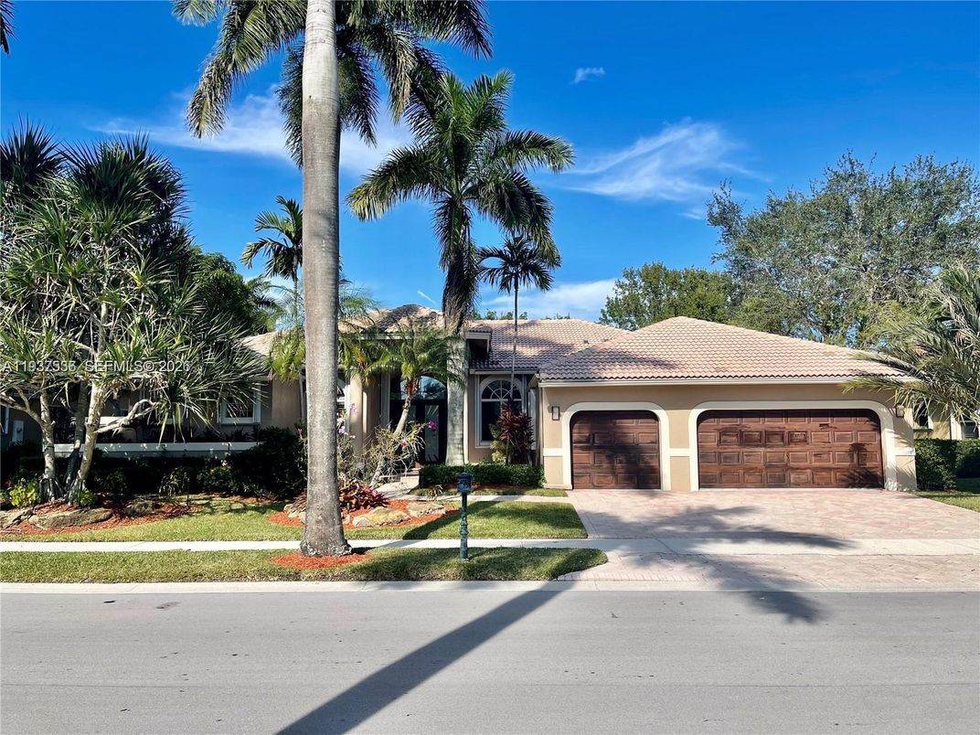 Attached, Exterior, Facade, Mediterranean