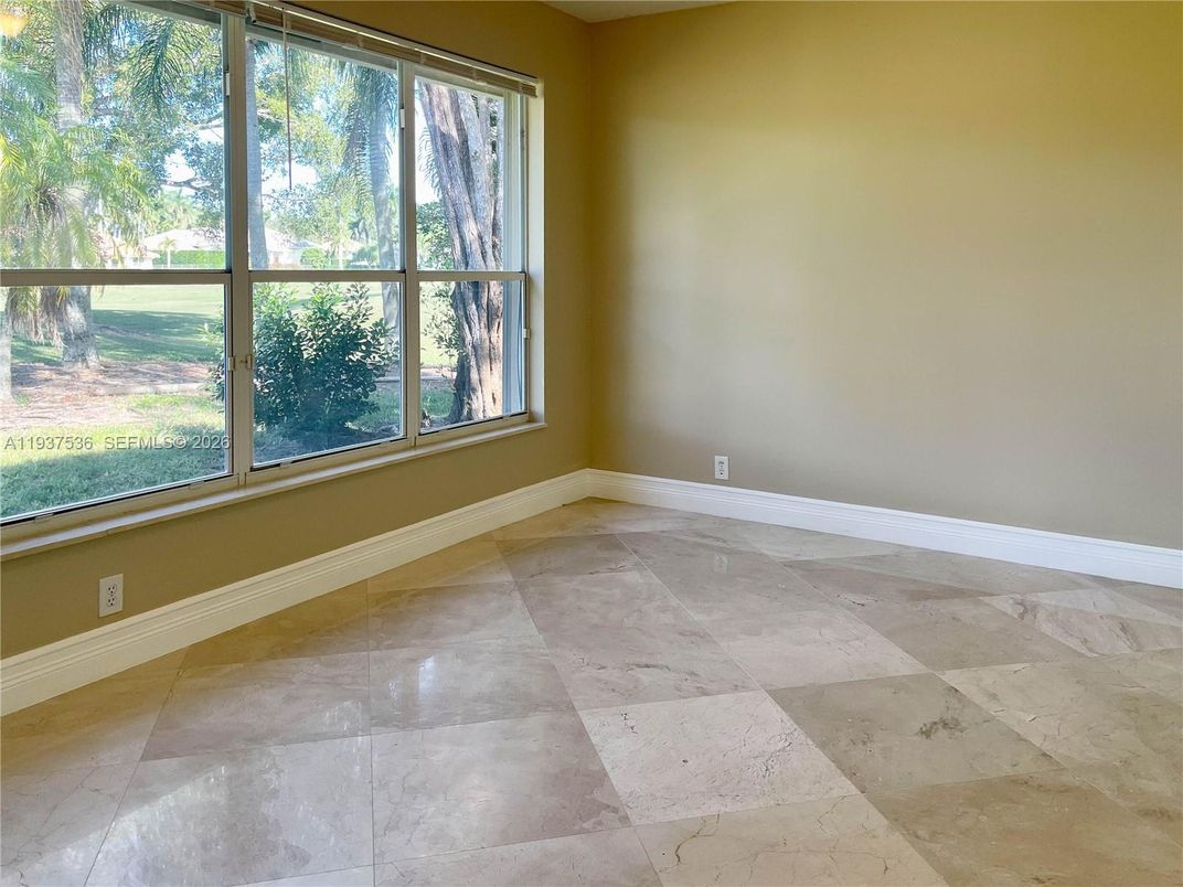 Empty room, Interior