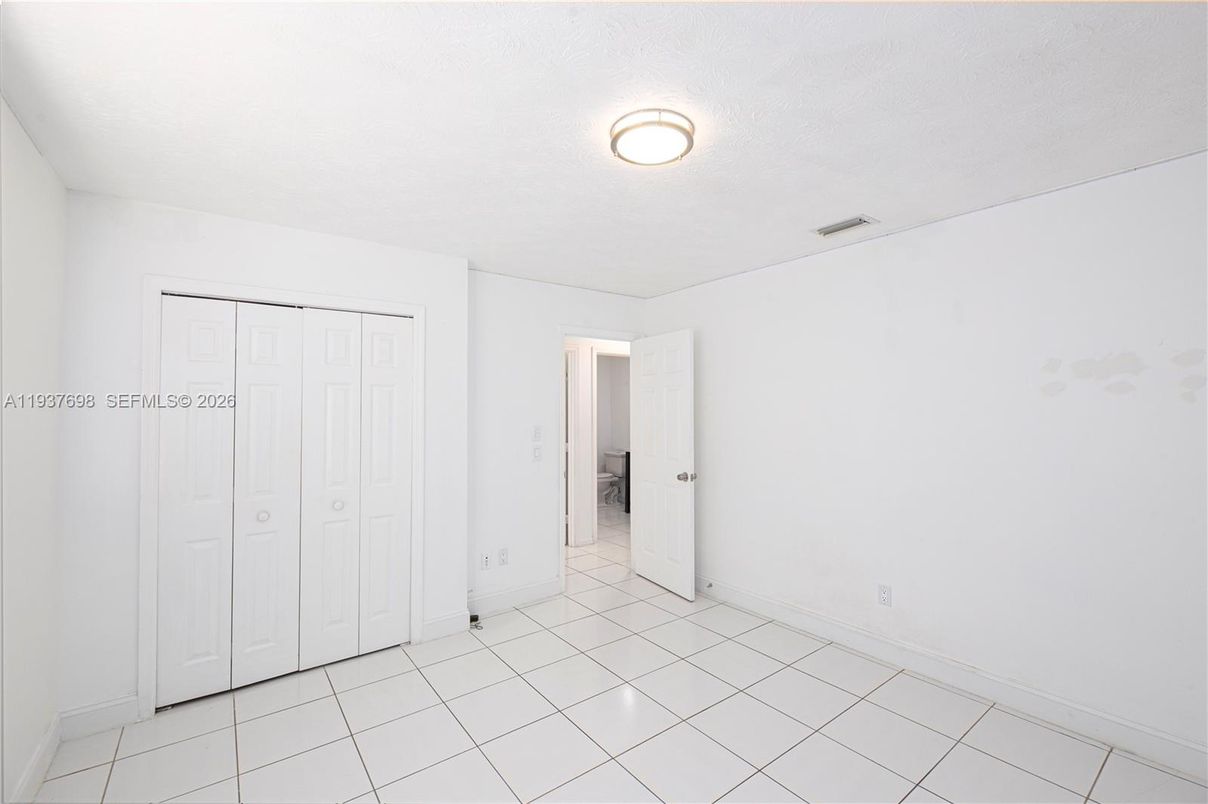 Empty room, Interior