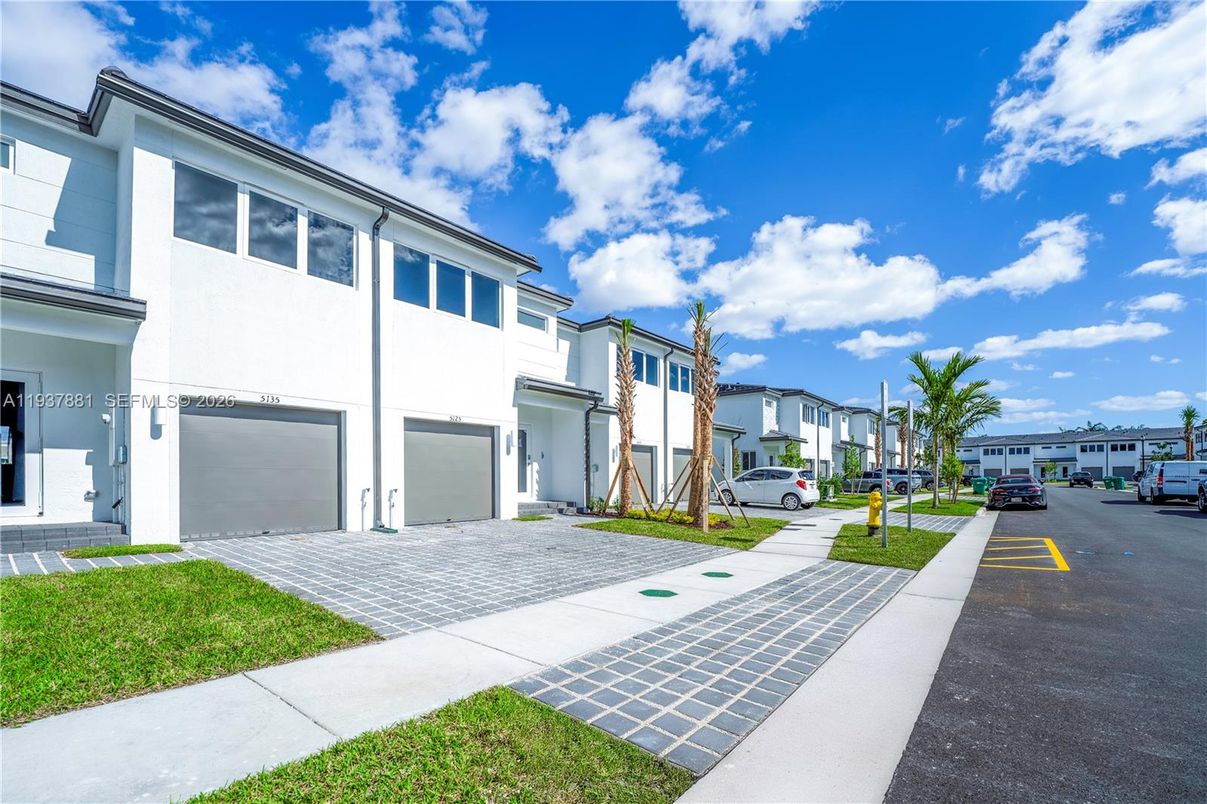 Attached, Exterior, Facade, Rowhouse