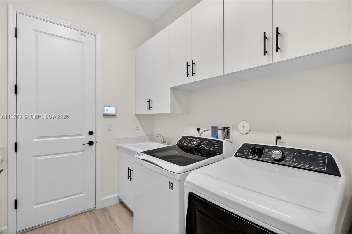 Interior, Washer, Wood Texture Flooring