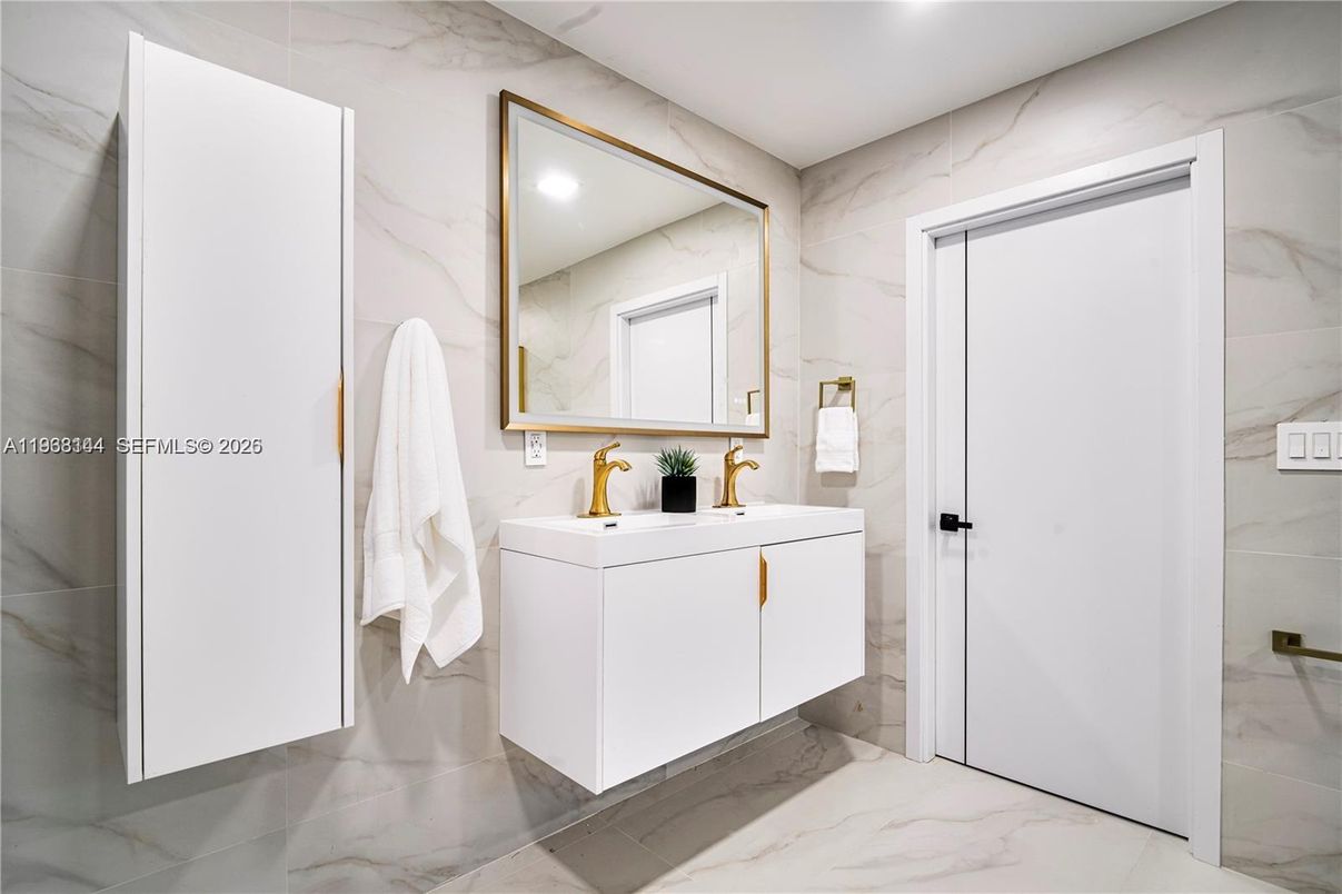 Bathroom, Interior, Marble, Marble Walls, Recessed Lighting