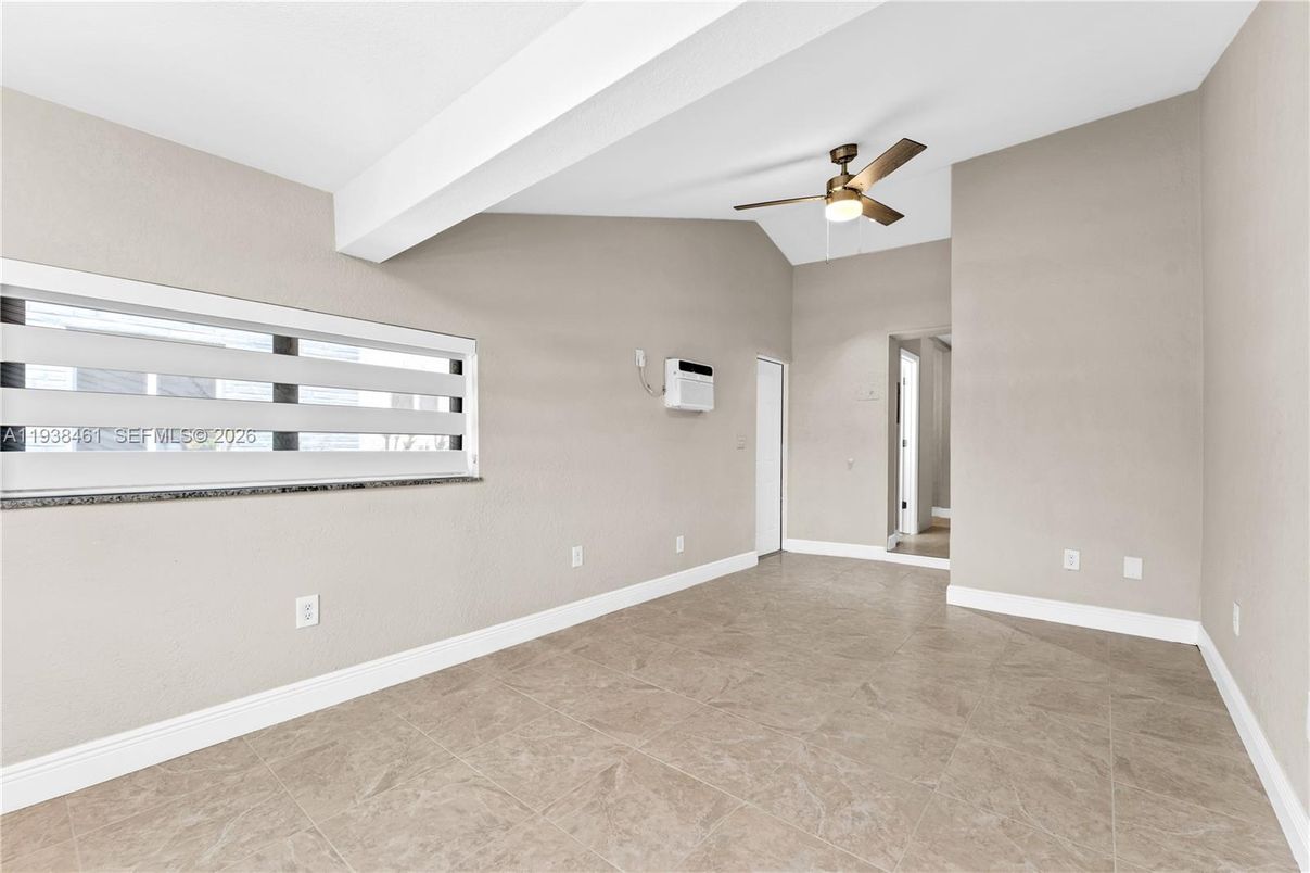 Empty room, Interior