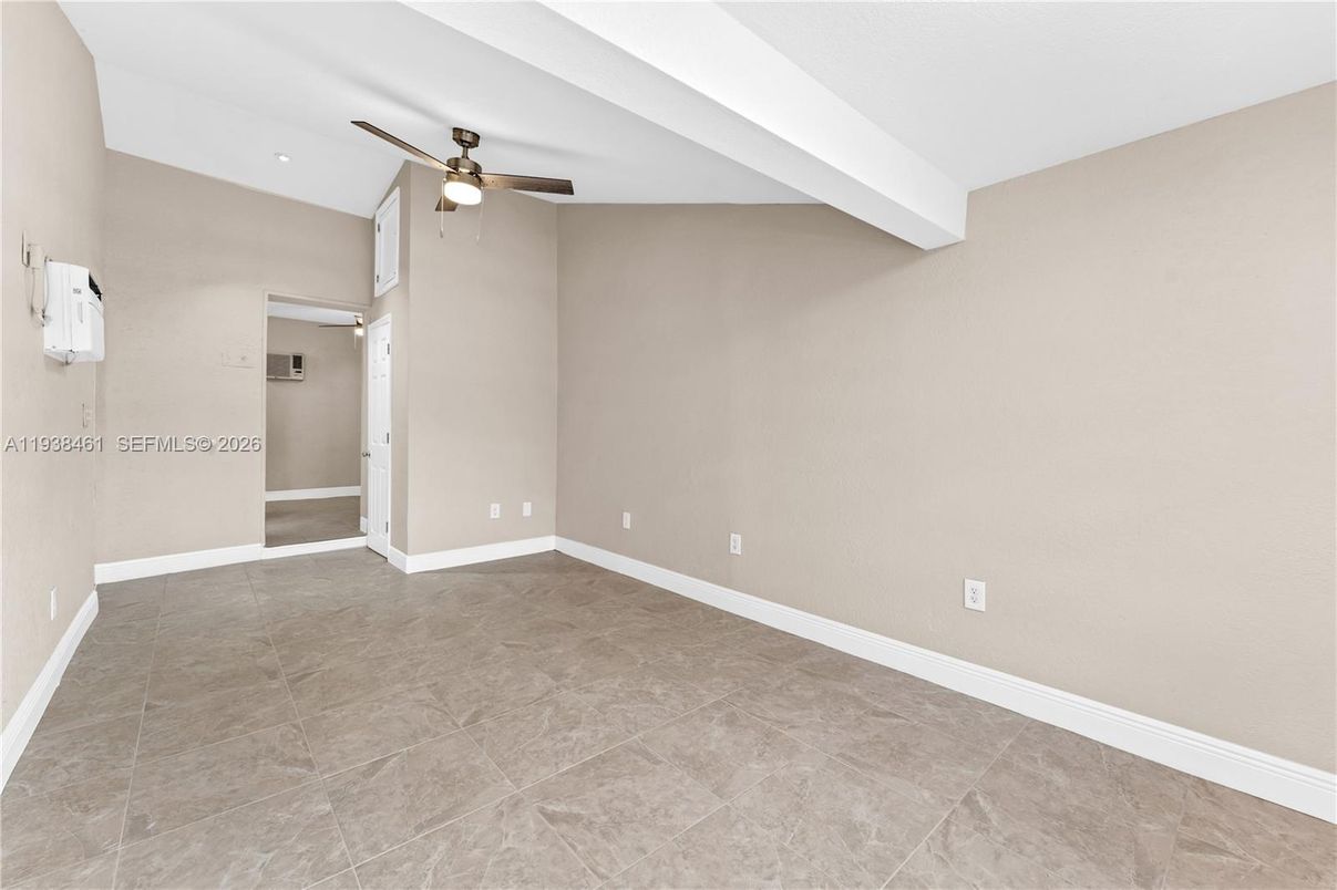 Empty room, Interior