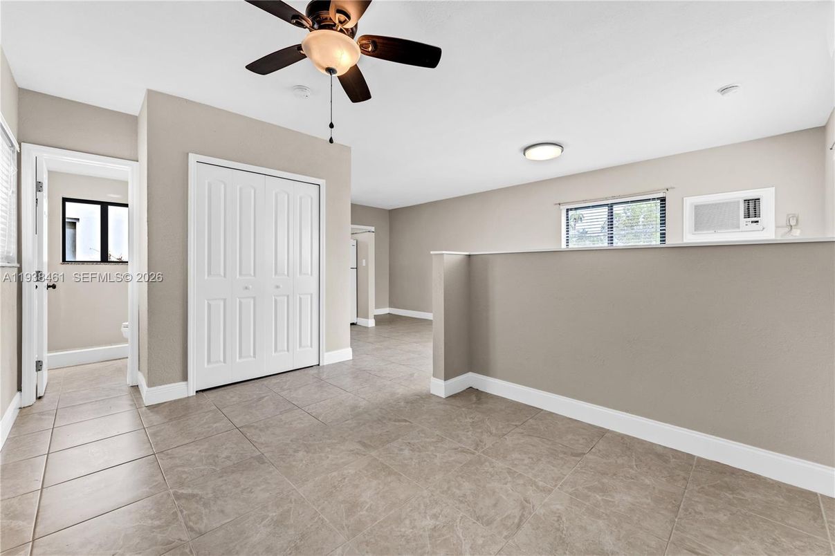 Empty room, Interior