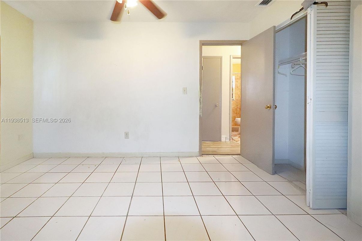 Empty room, Interior