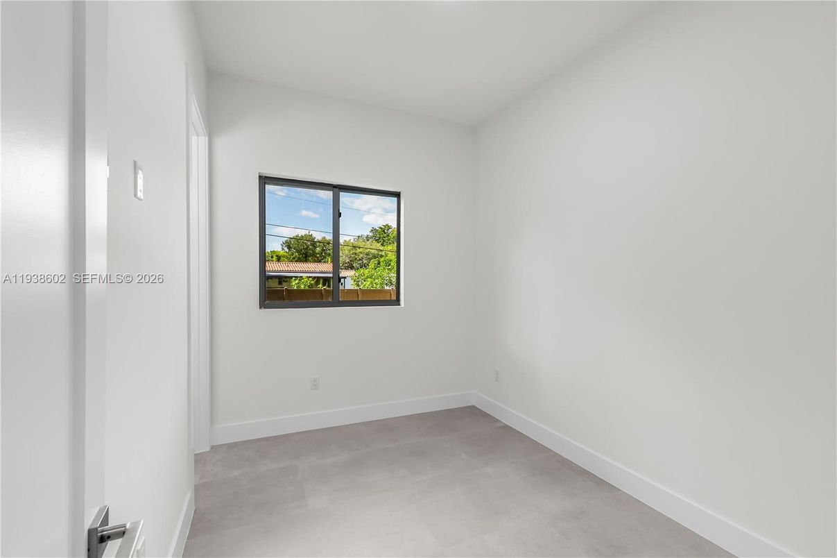Empty room, Interior